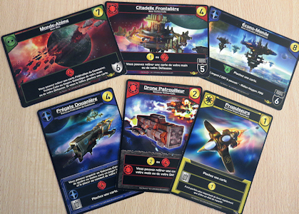 Gros plan sur le matériel de Crisis, extension de Star Realms (Iello)